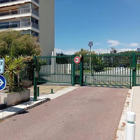 Avec Terrasse Dans Résidence En Face De La Et Parking Privatif- Midi