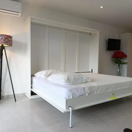Appartement Avec Terrasse Dans En Face De La Et Parking Privatif- Midi *