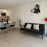 Apartment Avec Terrasse Dans En Face De La Et Parking Privatif- Midi *