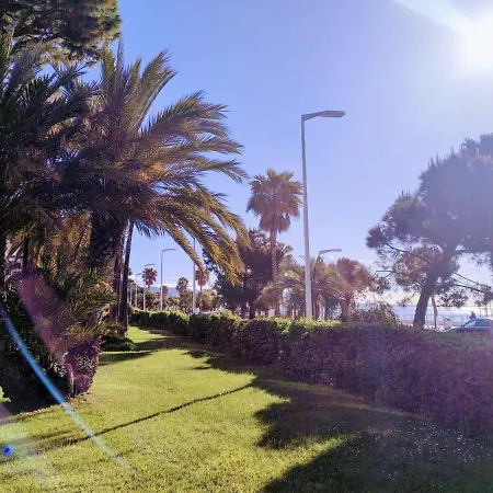 Apartament Avec Terrasse Dans En Face De La Et Parking Privatif- Midi Cannes